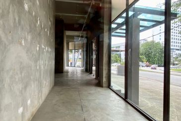 Busy road, park 15 cars - Showroom, spa, gallery