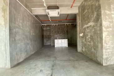 Busy road, park 15 cars - Showroom, spa, gallery