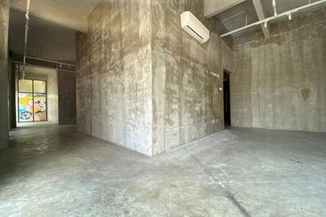 Busy road, park 15 cars - Showroom, spa, gallery