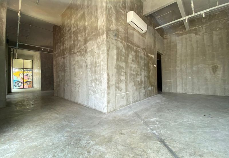 Busy road, park 15 cars - Showroom, spa, gallery