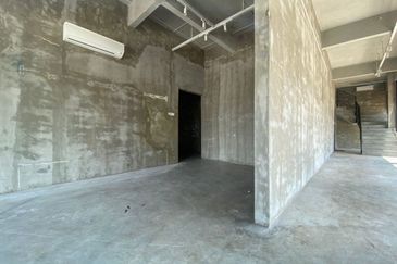 Busy road, park 15 cars - Showroom, spa, gallery