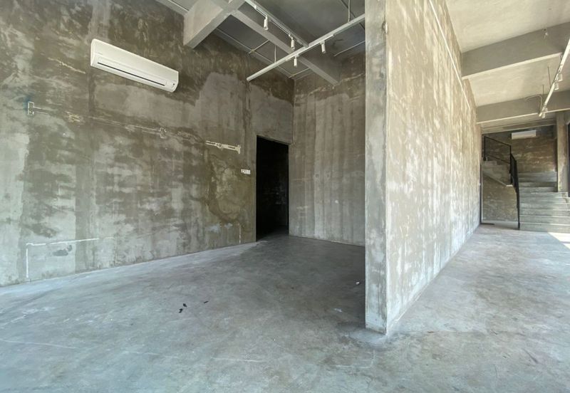 Busy road, park 15 cars - Showroom, spa, gallery