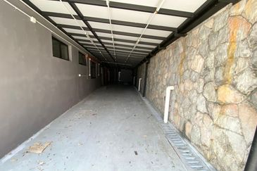 Busy road, park 15 cars - Showroom, spa, gallery