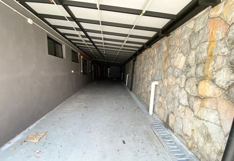 Busy road, park 15 cars - Showroom, spa, gallery