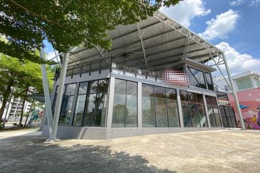 Busy road, park 15 cars - Showroom, spa, gallery