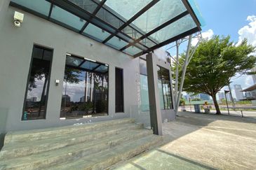 Busy road, park 15 cars - Showroom, spa, gallery