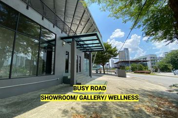 Busy road, park 15 cars - Showroom, spa, gallery