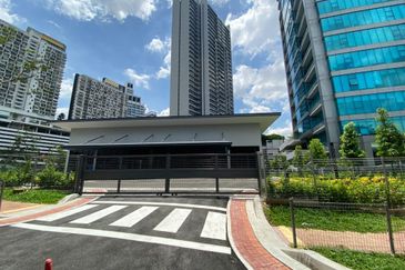 MRT - Brand new, single storey (showroom)