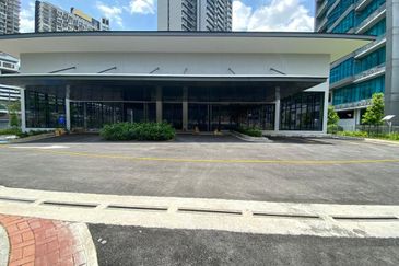 MRT - Brand new, single storey (showroom)