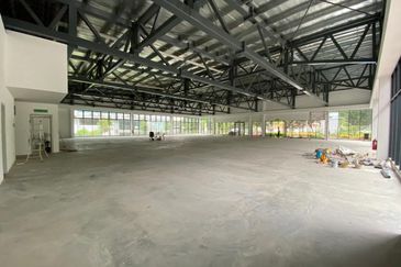 MRT - Brand new, single storey (showroom)