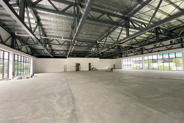 MRT - Brand new, single storey (showroom)