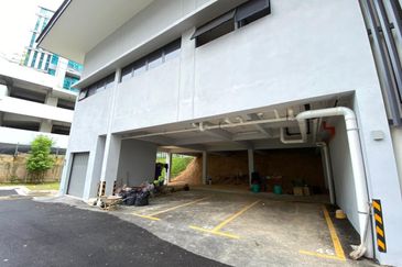 MRT - Brand new, single storey (showroom)