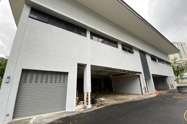 MRT - Brand new, single storey (showroom)