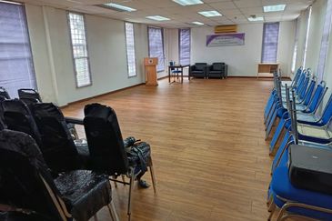 5 storeys with lift, 10 carpark , 16 ensuite rooms