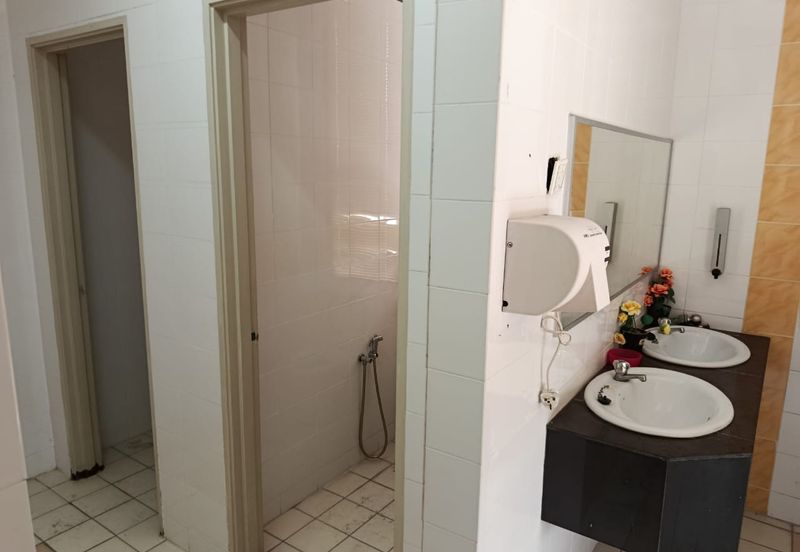 5 storeys with lift, 10 carpark , 16 ensuite rooms