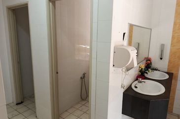 5 storeys with lift, 10 carpark , 16 ensuite rooms