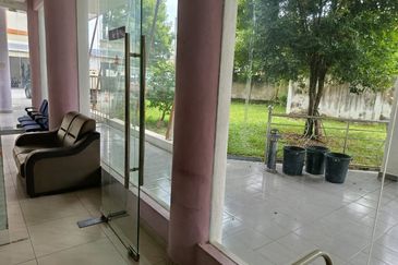 5 storeys with lift, 10 carpark , 16 ensuite rooms