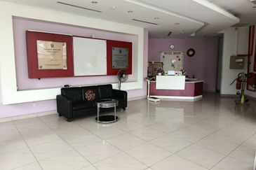 5 storeys with lift, 10 carpark , 16 ensuite rooms