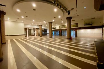 [Kepong] Busy area - Take 1 or 2 floors (Restaurant, Massage, Gym)