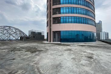 [LRT] Whole floor, with pool, high ceiling, KLCC, Merdeka 118 view (FNB/KTV/entertainment) 