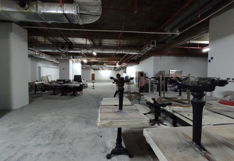 [LRT] Ground floor - Busy road (medical, showroom, FNB)