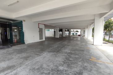 Busy road-4 storeys, lift (school, wellness)