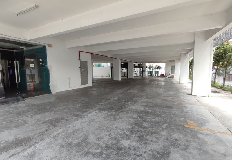Busy road-4 storeys, lift (school, wellness)