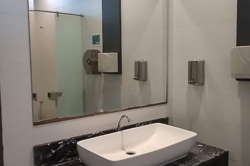 Busy road-4 storeys, lift (school, wellness)