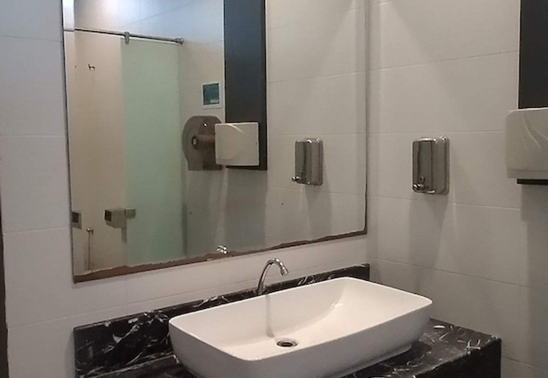 Busy road-4 storeys, lift (school, wellness)