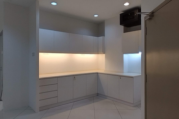 Busy road-4 storeys, lift (school, wellness)