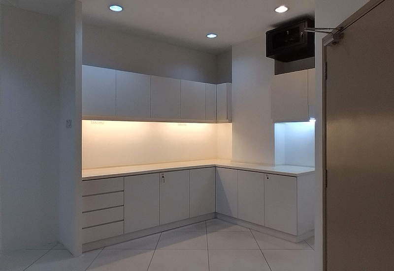 Busy road-4 storeys, lift (school, wellness)