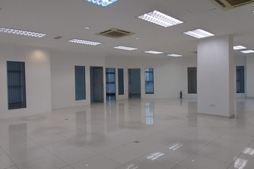 Busy road-4 storeys, lift (school, wellness)