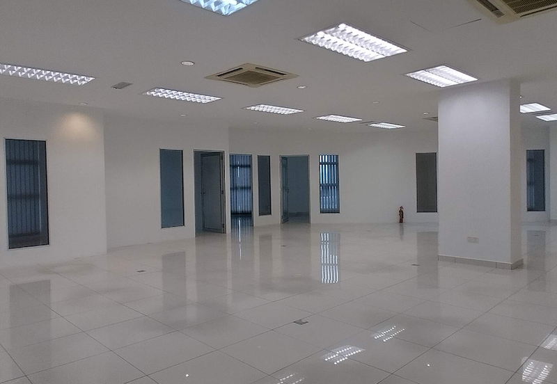 Busy road-4 storeys, lift (school, wellness)