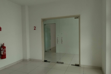 Busy road-4 storeys, lift (school, wellness)