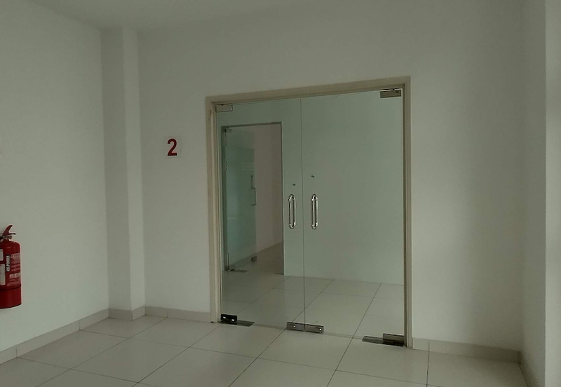 Busy road-4 storeys, lift (school, wellness)