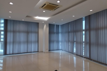 Busy road-4 storeys, lift (school, wellness)