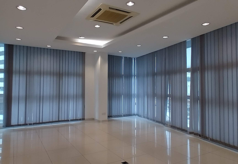 Busy road-4 storeys, lift (school, wellness)