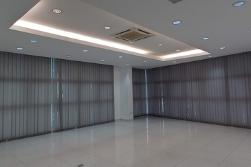 Busy road-4 storeys, lift (school, wellness)