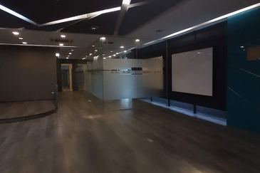 Busy road-4 storeys, lift (school, wellness)