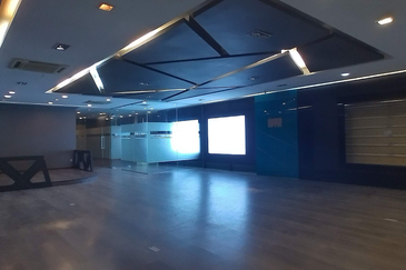 Busy road-4 storeys, lift (school, wellness)