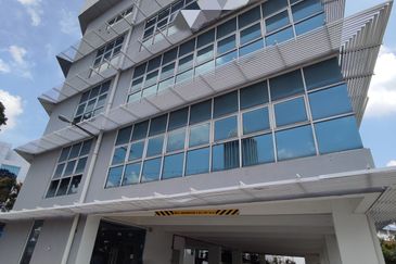 Busy road-4 storeys, lift (school, wellness)