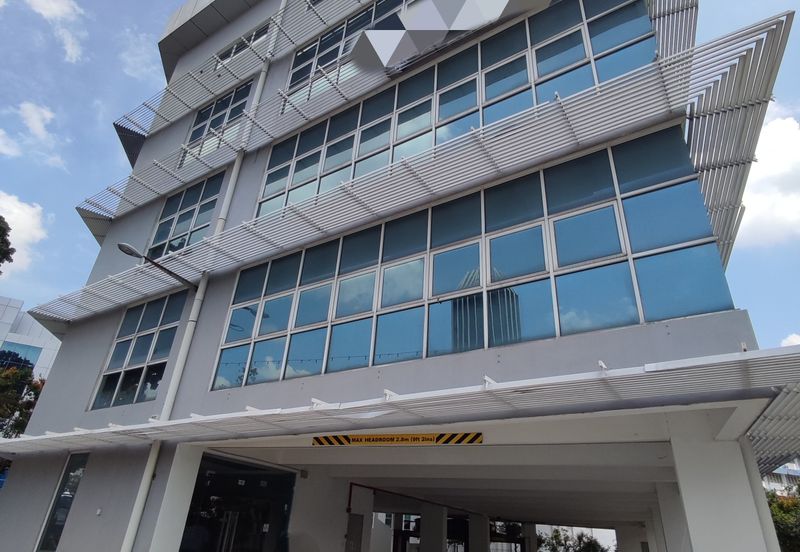 Busy road-4 storeys, lift (school, wellness)