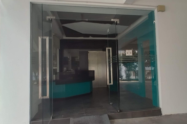 Busy road-4 storeys, lift (school, wellness)