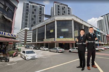 1. 711 Seri Kembangan 4 Storeys Corner Shop