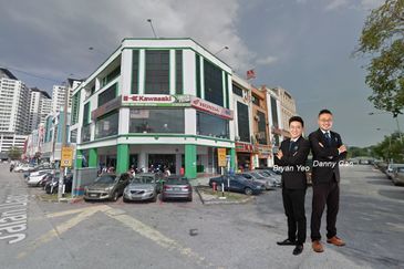 1. 711 Seri Kembangan 4 Storeys Corner Shop