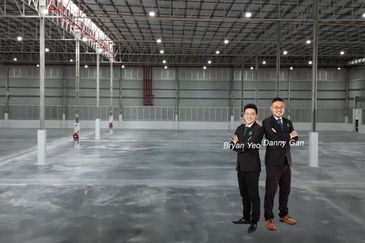 1.1565 Air Hitam Semi D Factory