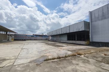 Pekan Nenas factory warehouse 
