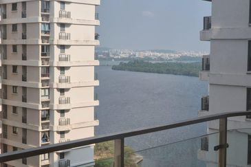 Baypoint @ Country Garden Danga Bay