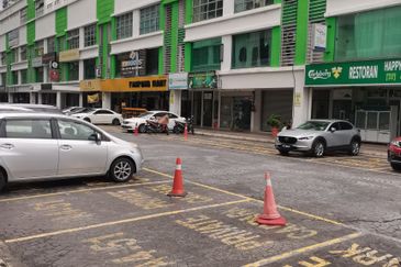 3 Storey Shop for Sale 