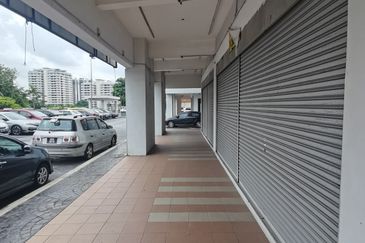 3 Storey Shop for Sale 